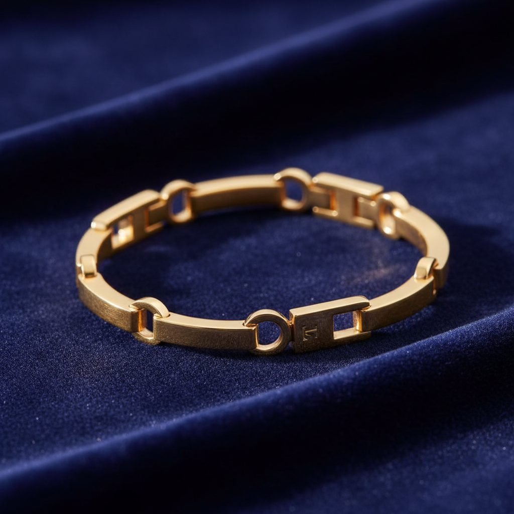 Bracelet de luxe en or sur velours sombre