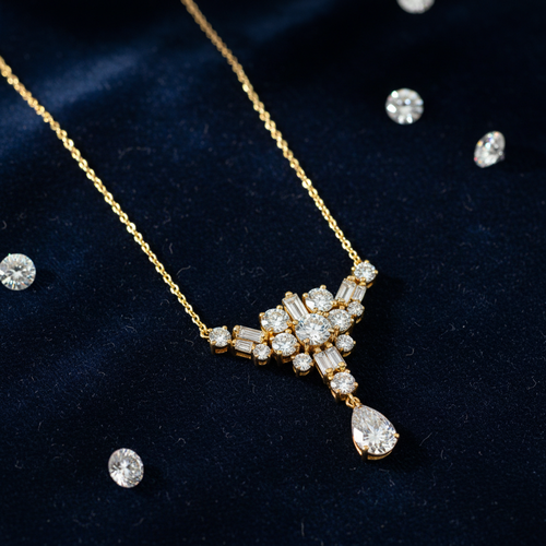 Collier de luxe en or avec diamants sur velours sombre